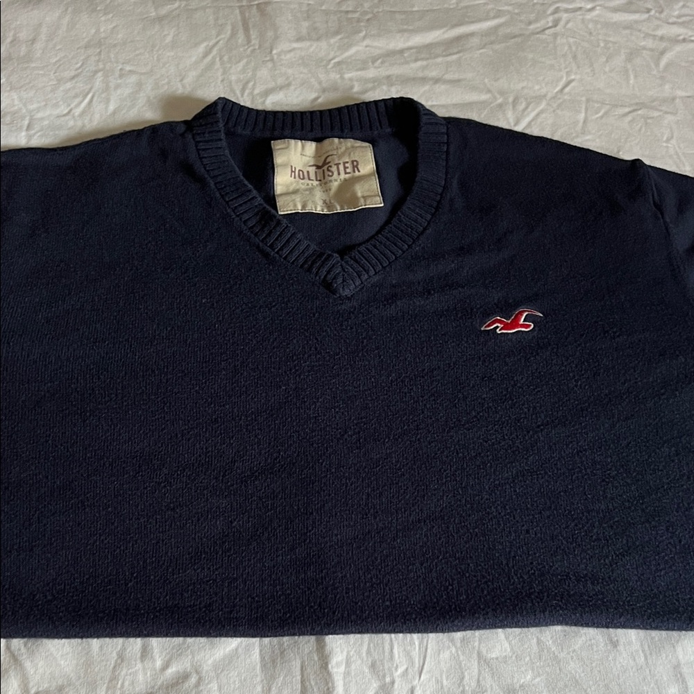 Hollister Men's Dark Blue V-Neck Sweater